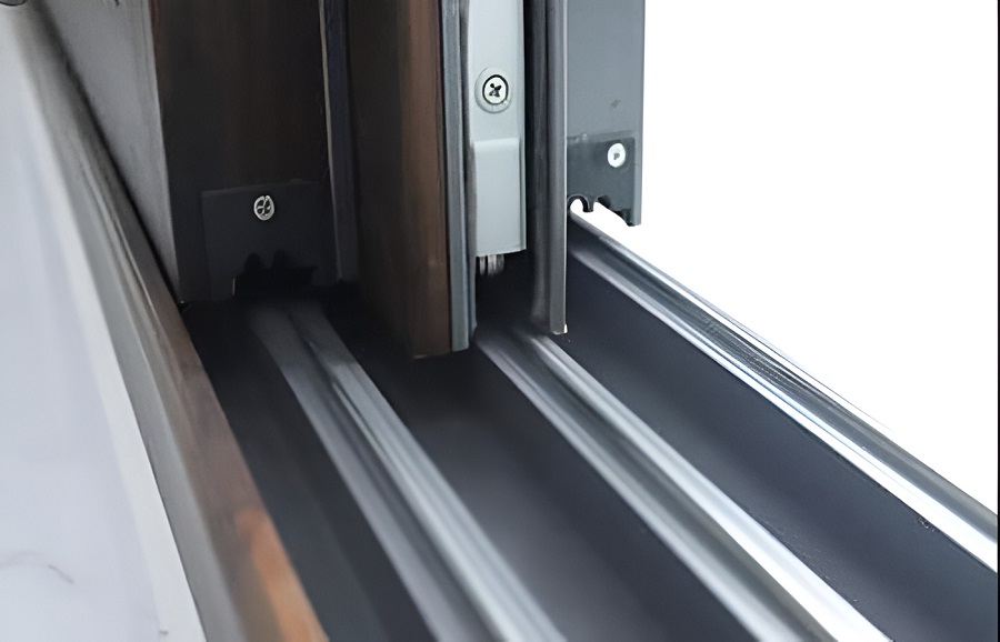 Thường xuyên loại bỏ bụi bẩn kẹt ở rãnh ray